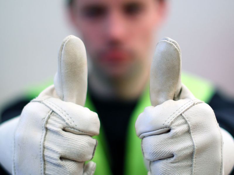 Schutzhandschuhe mit Daumen-hoch-Geste